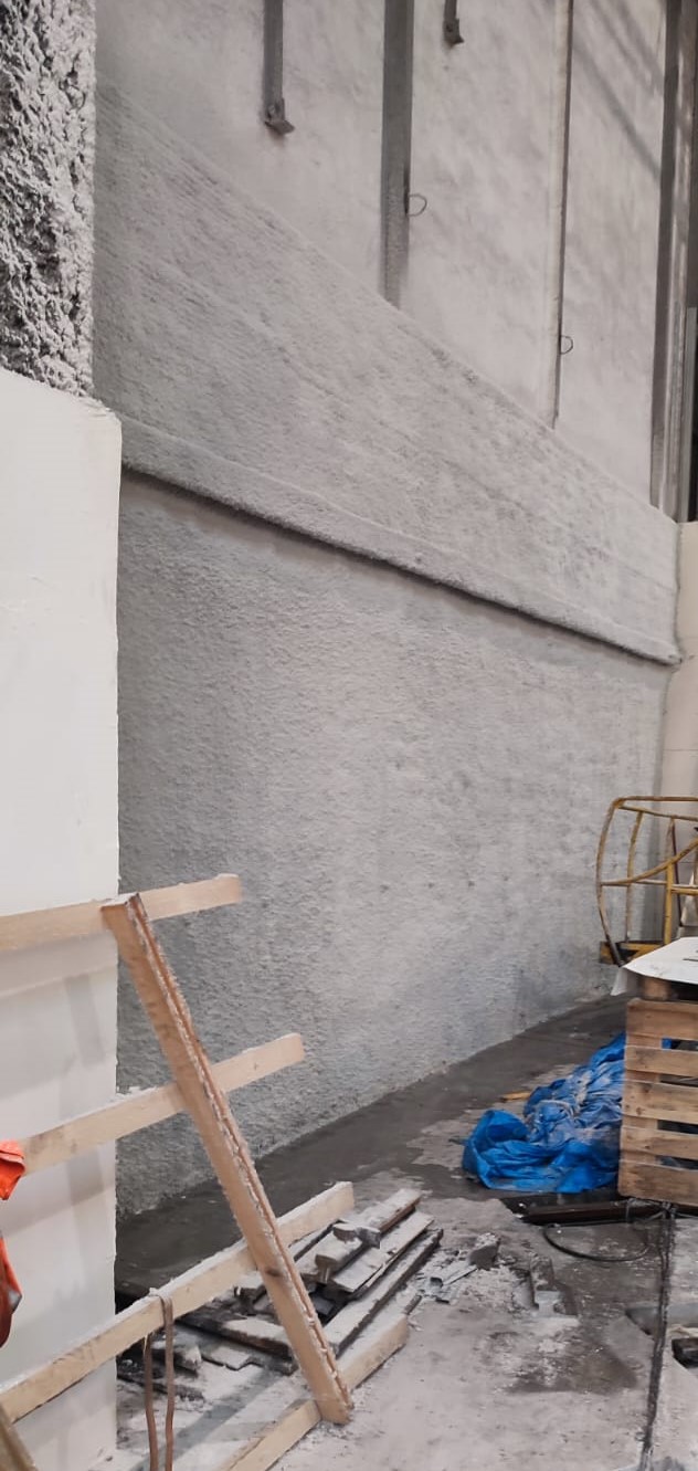 Existen varias opciones a la hora de ignifugar, y la proyección de lana deroca es una de ellas.