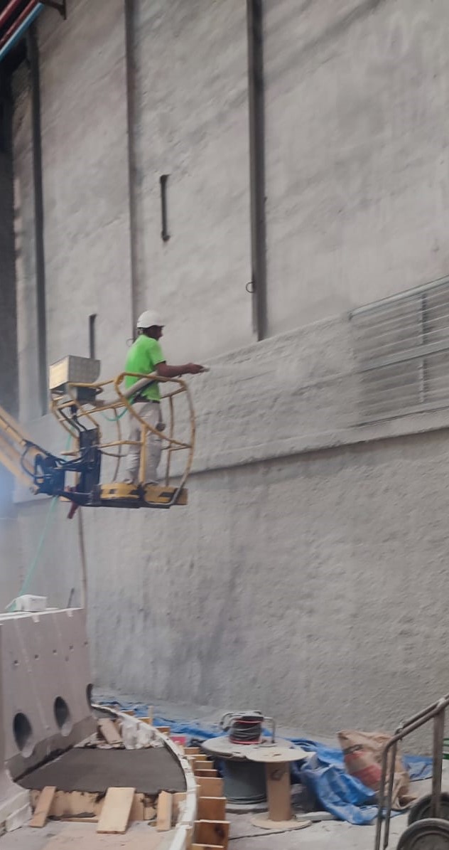 Existen varias opciones a la hora de ignifugar, y la proyección de lana deroca es una de ellas.